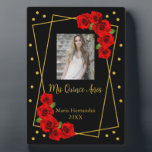 Plaque Photo Rose rouge Noir et or Quinceañera<br><div class="desc">Quinceañera en or et noir avec des roses rouges traditionnelles vibrantes et typographie classique. Modèle photo via Pixabay sous licence CC0 et doit être remplacé par votre propre photo</div>