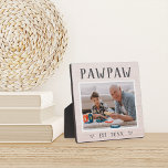 Plaque Photo Russe Personnalisé Pawpaw Grandpa Photo<br><div class="desc">La plaque de grand-père personnalisée pour la Fête des pères, les anniversaires ou la fête des grands-parents présente une photo préférée de son petit-enfant ou de ses petits-enfants avec "Pawpaw" ci-dessus en lettres rustiques. Personnalisez avec l'année où il est devenu grand-père en-dessous, ou ajoutez un message ou un nom personnalisé....</div>