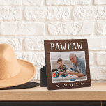 Plaque Photo Russe Personnalisé Pawpaw Grandpa Photo<br><div class="desc">La plaque de grand-père personnalisée pour la Fête des pères, les anniversaires ou la fête des grands-parents présente une photo préférée de son petit-enfant ou de ses petits-enfants avec "Pawpaw" ci-dessus en lettres rustiques. Personnalisez avec l'année où il est devenu grand-père en-dessous, ou ajoutez un message ou un nom personnalisé....</div>