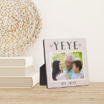 Plaque Photo Russe Personnalisé Yeye Grandpa Photo<br><div class="desc">La plaque de grand-père personnalisée pour la Fête des pères, les anniversaires ou la fête des grands-parents présente une photo préférée de son petit-enfant ou de ses petits-enfants avec "Yeye" ci-dessus en lettres rustiques. Personnalisez avec l'année où il est devenu grand-père en-dessous, ou ajoutez un message ou un nom personnalisé....</div>