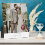 Plaque Photo Rustic Outdoor Mariage Newlyweds Photo<br><div class="desc">Une plaque de tenue de saké mariage pour votre pièce de manteau. Remplacez cet exemple de photo par votre photo de mariage élégante préférée.</div>