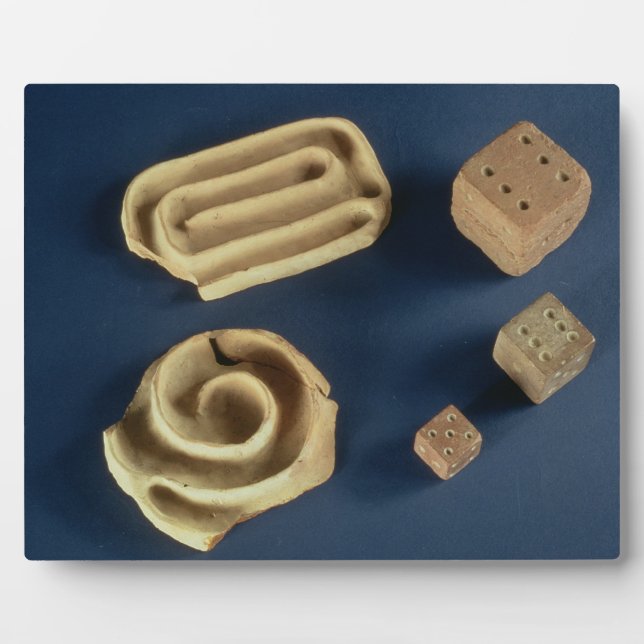 Plaque Photo Sandstone dice and terracotta maze game, Harappa, (Devant)