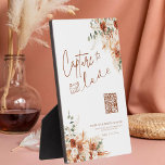 Plaque Photo Script de calligraphie Capture Le Mariage d'amour<br><div class="desc">Ajoutez une touche de charme boho à votre mariage avec ce Script de Boho Lumineux moderne "Capture The Love" Plaque de Tabletop Mariage avec Eau. Conçue avec d'élégantes fleurs en terre cuite, cette plaque allie style et fonction, ce qui en fait une pièce remarquable pour vos panneaux Mariages Tabletop. Que...</div>