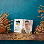 Plaque Photo Script moderne Casquette Grad Simple Graduation Ph<br><div class="desc">Script moderne Grad Casquette Simple Graduation Plaque photo. Félicitations à la GRAD ! Félicitations pour leur succès bien mérité et célébrez-les avec cette magnifique plaque de plateau avec chevalet stand. Tous les textes sont pré-arrangés pour que vous personnalisiez facilement et rapidement avec vos propres détails.</div>