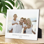 Plaque Photo Simple moderne Vacances en famille<br><div class="desc">Affichez les souvenirs préférés de vos vacances en famille avec cette plaque de modèle photo personnalisée. Il a un modèle photo horizontal pour choisir une photo de vacances préférée, ainsi qu'un modèle texte pour l'étiquetage avec la ville ou le lieu et l'année. Ces types de souvenirs vivent et apportent un...</div>