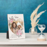 Plaque Photo Soeur Gold Heart Cadre Floral<br><div class="desc">Plaque photo personnalisée que vous pouvez personnaliser pour n'importe qui et ajouter un dicton ou des mots préférés du coeur. Votre photo est placée dans un cadre en or géométrique en forme de coeur. Le cadre en pierres apparentes est décoré de bouquets d'aquarelle de fleurs roses. Il est écrit avec...</div>