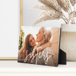 Plaque Photo Soeurs | Superposition de script photo horizontale<br><div class="desc">Gardez un souvenir constant de votre priorité la plus importante à proximité avec cette plaque photographique de conservation familiale sucrée. Ajoutez une photo horizontale ou paysagère préférée,  avec des "soeurs" superposées en lettres manuscrites blanches.</div>