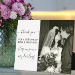 Plaque Photo Sommeil en paix Script Photo Souvenir<br><div class="desc">Élégante plaque de souvenir photo en mémoire d'amour de votre partenaire. Le libellé du souvenir est entièrement modifiable et se lit actuellement "merci pour une vie d'amour et de bonheur dormir en paix ma chérie". Il est écrit en écriture manuscrite et en majuscules. Vous pouvez conserver ou personnaliser autant de...</div>