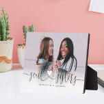 Plaque Photo Soul Soeurs Coeur Script Best Friends Photo Cadeau<br><div class="desc">Un cadeau photo spécial et mémorable pour les soeurs de l'âme. Le design comprend une seule mise en page photo pour afficher votre photo spéciale. "Soul Sisters" est conçu dans un script de brosse noire et de calligraphie de conception cardiaque et customisé de noms. Envoyez un cadeau mémorable et spécial...</div>