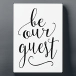 Plaque Photo Soyez notre invité - Signez pour la chambre d'hôte<br><div class="desc">Une belle calligraphie et un design féminin qui est parfait pour n'importe quelle mère ou bureau à la maison. Un devis inspirant pour votre bureau ou votre maison.</div>