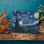 Plaque Photo Starry Night Vincent van Gogh Art Peinture<br><div class="desc">Vincent van Gogh (Néerlandais, 1853 - 1890) Starry Night, 1889, Huile sur toile Non encadré : 73 × 92 cm (28, 7 × 36, 2 po) Ce tableau représente la vue depuis la fenêtre est de la chambre d'asile de Van Gogh à Saint-Rémy-de-Provence, il ajoute un village aménagé. Il est...</div>