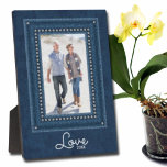 Plaque Photo Tablette en acier intégré à la bordure Denim<br><div class="desc">Un cadre en jean bleu clouté en faux cristal sur un arrière - plan en denim profond avec n'importe quelle formulation en lettrage chic met en évidence votre photo préférée. CHANGER aussi le libellé, les polices et la couleur de police ! Idéal comme cadeau ou pour afficher votre photo préférée...</div>