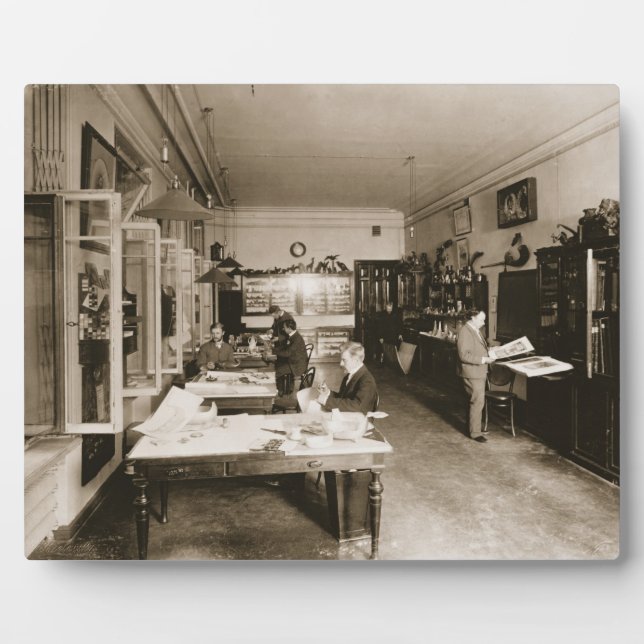 Plaque Photo The Faberge Atelier (b/w photo) (Devant)