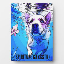 Tout le chien de natation américain avec fleurs