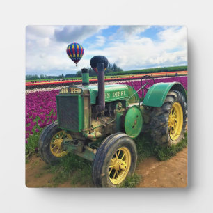 Plaque Photo Tracteur vert en Tulip Field, Oregon