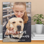Plaque Photo True Love Possède 4 Pws Photo Amoureux des chiens<br><div class="desc">Vraiment L'Amour A Quatre Pâtes ! Célébrez votre meilleur ami avec une plaque photo unique personnalisée pour chien et gardien. Surprenez votre amoureux des chiens préféré, que ce soit un anniversaire, la fête des mères, la fête des valentines, ou Noël avec cette jolie plaque de chien photo d'amour. Ce Véritable...</div>