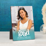 Plaque Photo Turquoise Blue Graduation Photo Téméraire Typograp<br><div class="desc">Soyez fier, réjouissez-vous et présentez cette étape importante de votre grade favori. Créez cette plaque de dos simple, moderne et minimaliste personnalisée pour un souvenir que vous apprécierez toujours. La photo de votre choix est recouverte d'une typographie grasse, graphique, blanche, d'une icône de casquette gris blanc et d'un dégradé bleu...</div>