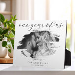Plaque Photo Un an de nous Premier anniversaire de mariage<br><div class="desc">Créez votre propre cadeau personnalisé de premier anniversaire de mariage. Simple à personnaliser en ajoutant l'une de vos photos préférées dans une forme de coup de pinceau et votre propre texte.</div>