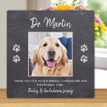 Plaque Photo Vétérinaire Merci Empreintes de pattes Personnalis<br><div class="desc">Dites "Merci" à votre merveilleux vétérinaire avec une jolie plaque photo personnalisée de votre chien! Personnalisez avec le nom de l'animal et sa photo préférée. Ce cadeau d'appréciation vétérinaire sera un trésor. DROIT D'AUTEUR © 2020 Judy Burrows, Black Dog Art - Tous droits réservés. Vétérinaire Merci Empreintes de pattes Personnalisé...</div>