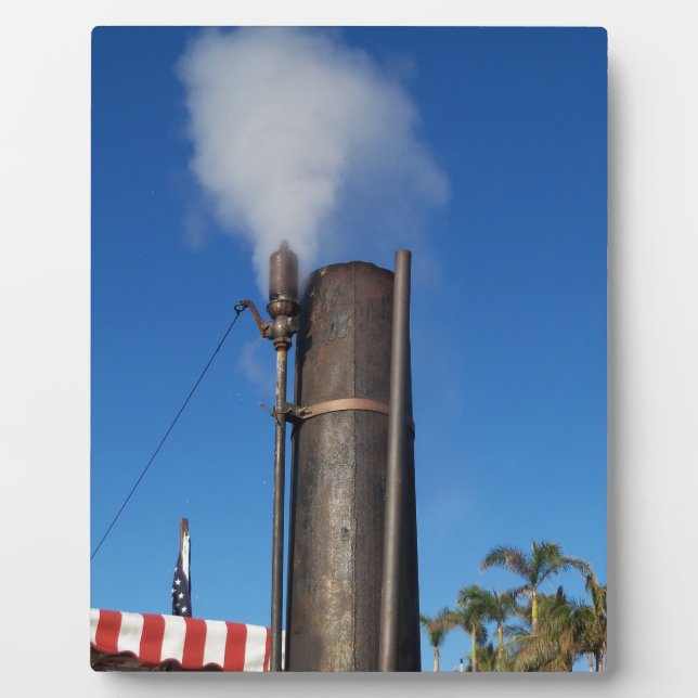 Plaque Photo vieux sifflet à vapeur avec un panache blanc de va (Devant)