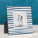 Plaque Photo Vos Bleus Photo<br><div class="desc">Fabriqué pour être dimensionnel, un motif à rayures bleu et blanc en acier crée un cadre magnifique pour votre photo préférée sur cette plaque de table avec un chevalet intégré. L'image est placée directement sur le panneau du carton dur pour une image incroyablement nette avec une surface nettoyée facile à...</div>