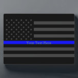 Plaque Photo Votre texte mince Ligne bleue Noir US Étiquette<br><div class="desc">Un drapeau américain gris symbolisant une ligne Bleue Mince affiche en gras. Une excellente idée cadeau pour les rassemblements, les célébrations commémoratives et les occasions de commémoration. Personnalisez-le avec votre texte. Voici une belle gamme de styles de lignes bleues personnalisées disponibles sur des casquettes de baseball décontractés brodés pour tout...</div>