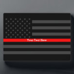 Plaque Photo Votre texte Mince Ligne rouge Noir US Écran sur un<br><div class="desc">Ayez facilement votre texte. Une ligne rouge mince personnalisée et symbolique sur un drapeau des États-Unis, en guise de démonstration de soutien aux pompiers et d'idée-cadeau pour les récompenses, les diplômes, les commémorations et les commémorations. Utilisez le lien "Contacter ce concepteur" pour nous contacter avec vos demandes de design spécial...</div>