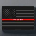 Plaque Photo Votre texte Mince Ligne rouge Noir US Écran sur un<br><div class="desc">Ayez facilement votre texte. Une ligne rouge mince personnalisée et symbolique sur un drapeau des États-Unis, en guise de démonstration de soutien aux pompiers et d'idée-cadeau pour les récompenses, les diplômes, les commémorations et les commémorations. Utilisez le lien "Contacter ce concepteur" pour nous contacter avec vos demandes de design spécial...</div>
