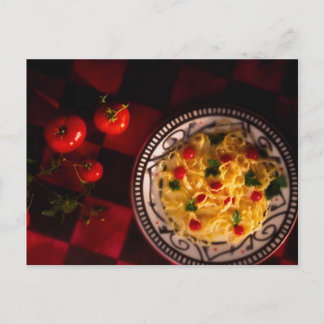 PLAT DE PÂTES EN CARTE POSTALE AVEC TOMATES