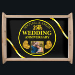 Plateau Black Gold 25e anniversaire Mariage Cadeaux Couple<br><div class="desc">Célébrez votre 25e anniversaire de mariage avec style grâce à ces plateaux de service élégants et personnalisés. Doté d’un design de coeurs d’or chic, ce design unique vous permet de customiser ce plateau de service avec votre photo chère et le nombre d’années que vous célébrez, parfait pour marquer votre vingt-cinquième...</div>