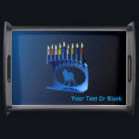Plateau Bleu brillant Chanukkah Menorah<br><div class="desc">Une menorah moderne,  métallique,  bleue de Chanukkah,  avec un lion en silhouette,  contre un arrière - plan sombre et nocturne. Les neuf bougies sont allumées. Ajoutez votre propre texte.</div>