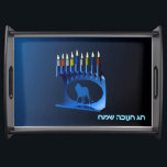 Plateau Bleu brillant Chanukkah Menorah<br><div class="desc">Une menorah moderne,  métallique,  bleue de Chanukkah,  avec un lion en silhouette,  contre un arrière - plan sombre et nocturne. Les neuf bougies sont allumées. Le texte hébreu "Chag Chanukkah Sameach" (Hanoukka heureuse) apparaît également en bleu et blanc éclatant.</div>