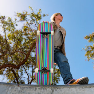 Plateau de skateboard rayé multicolore