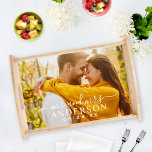 Plateau Elegant White M. et Mme Monogram Mariage photo<br><div class="desc">Un élégant cadeau de garde de plateau de mariage pour le couple marié récemment marié comporte une photo de la mariée et du marié avec une superposition de texte blanc. Le libellé personnalisé inclut "Mr et Mrs" dans le script de calligraphie moderne avec le nom de famille marié et le...</div>
