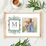 Plateau Eucalyptus Green Custom Family Monogramme Photo<br><div class="desc">Élégant plateau de service personnalisé d'inspiration nature dispose d'un monogramme famille initiale / lettre avec nom de famille qui peut être personnalisé, encadré par une aquarelle organique vert avec le feuillage d'eucalyptus, feuille, et argent dollar branches eucalyptus dans des tons doux verdoyants de menthe, vert, olivier, et bleu vert muet....</div>