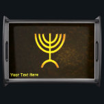 Plateau Flamme de Menorah<br><div class="desc">Un rendu numérique brun et or de la menorah juive à sept branches (hébreu : מְ נ וֹ רָ ‎). Customisez en ajoutant votre propre texte. La menorah à sept branches, utilisée dans le sanctuaire portatif mis en place par Moïse dans le désert et plus tard dans le Temple de...</div>