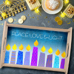 Plateau Hanoukka Menorah bougies sur Turquoise Peace Love<br><div class="desc">"Paix, amour et lumière." Une illustration ludique, moderne et artistique de bougies motifs de saumons vous aide à inaugurer les vacances de Hanoukka. Des bougies bleues assorties de motifs de fausse feuille colorés recouvrent un dégradé turquoise en arrière - plan texturé blanc. Sentez la chaleur et la joie de la...</div>