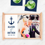 Plateau Photo Mariage bleu et blanc de la marine moderne<br><div class="desc">Plateau de service de mariage personnalisé avec un thème nautique avec ancre de bateau bleu marine et un texte monogramme personnalisé des noms de mariée et de mariée et date de mariage avec une photo des jeunes mariés qui peut être personnalisée. Les couleurs bleu marine et blanc peuvent être modifiées...</div>