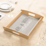 Plateau Rustic Chic Faux Burlap M. et Mme Monogram<br><div class="desc">Simple classique preppy Mr et Mme mariage monogramme sur un rustique pays chic faux burlap texture arrière - plan. Cliquez sur Customiser pour modifier la police monogramme et les couleurs pour créer votre propre design unique. Un cadeau parfait pour la mariée et le marié !</div>