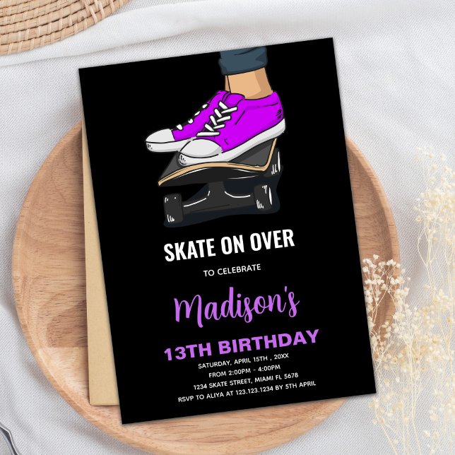 Platins à skateboards noirs violets Invitations d' (Purple Black Skateboards Birthday Invitations)
