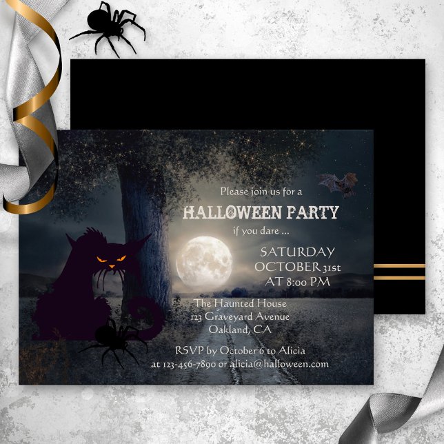 Pleine lune Chat noir Halloween Fête Invitation (Halloween party invitation showing a black cat on a spooky night with a spider and bat at full moon)