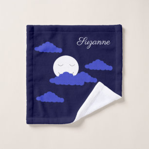 Pleine lune souriante avec nuages foncés