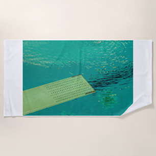 plongée en tremplin sur les serviettes de plage