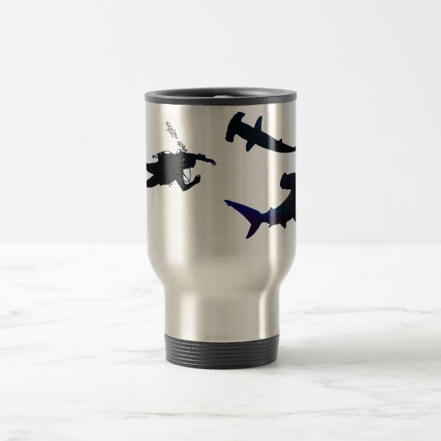 Plongeur de la SCUBA et requin mug (Centre)