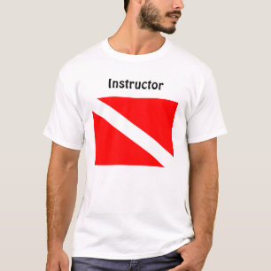 Plongeur d'instructeur au-dessous de T-shirt de