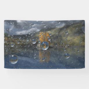 Pluie dans la bannière de verre