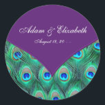 Plum Purple Peacock Mariage Faveur Étiquette<br><div class="desc">Elégant vert émeraude, bleu royal et plumes de paon turquoise mariage carré privilégient les étiquettes. Étiquettes violets paons. Autocollants de mariage violet paon. Mariage de prune pour les étiquettes. Le mariage de paon favorise les étiquettes. Des autocollants de mariage Peacock. Étiquettes de mariage violettes. Customisez avec votre choix de style...</div>