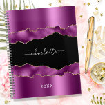 Plum violet noir agate marbre nom script 2023<br><div class="desc">Purple,  blum,  or et noir agate,  marbre pierre imprimé en arrière - plan Personnalisez et ajoutez votre nom. Le nom est écrit avec un script de style moderne écrit à la main.</div>