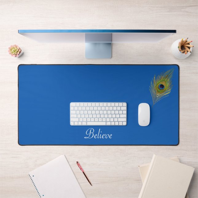 Plume de paon et calligraphie sur bleu lac (Bureau 1)