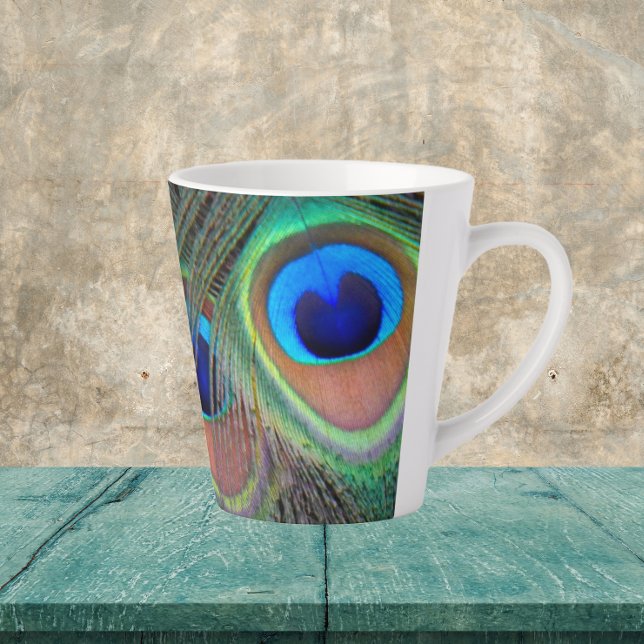 Plume Peacock coloré Eyespot Motif Latte Mug (In Situ Table)